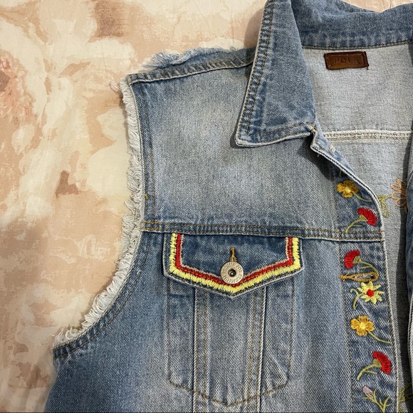 Pol distressed embroidery Jean vest - Picture 5 of 10